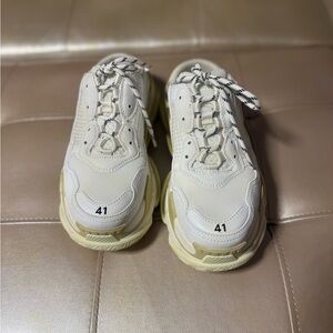 Stylish Balenciaga Sneakers with Black Accents